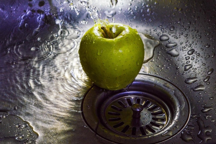 8-Ways-to-Avoid-Fruit-Flies-in-the-Drain-This-Summer